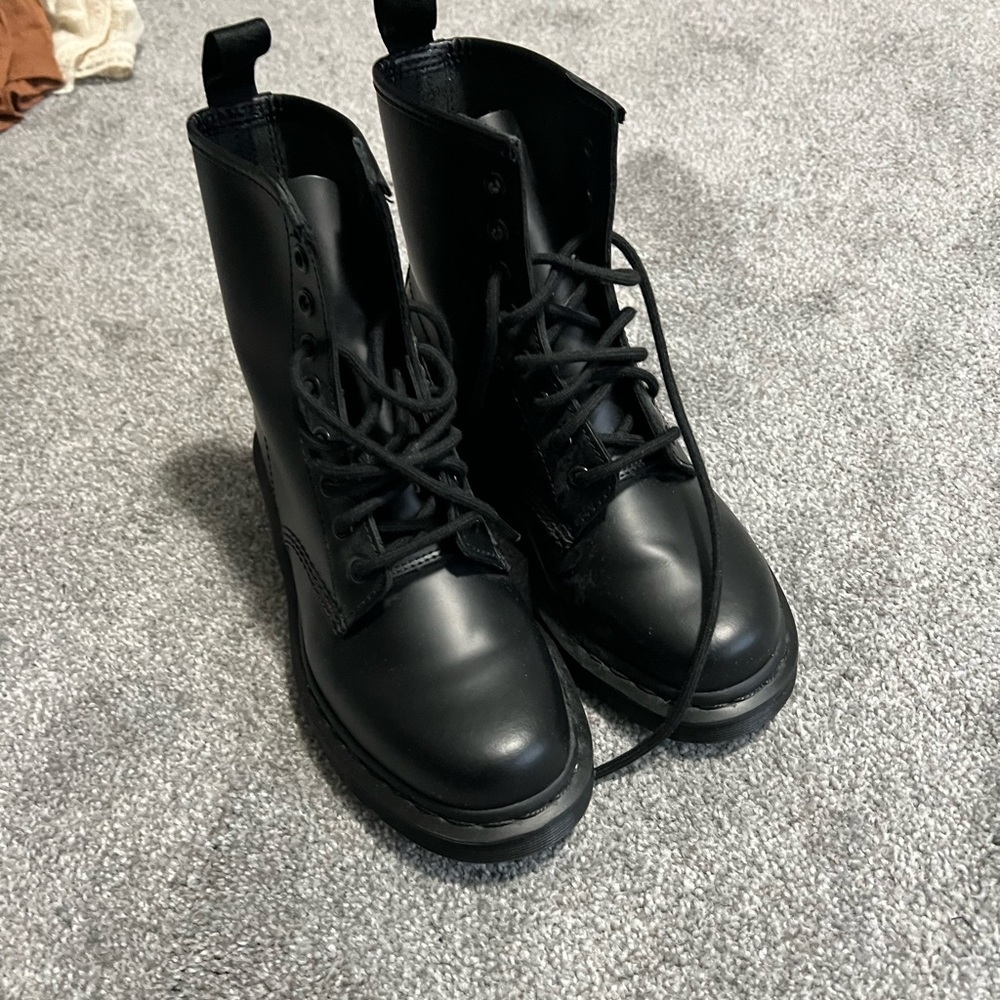 Dr martens size 7 combat boots